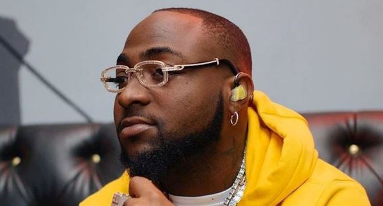 ‘Abort mission’ Davido tells Adeleke over viral video of hawker